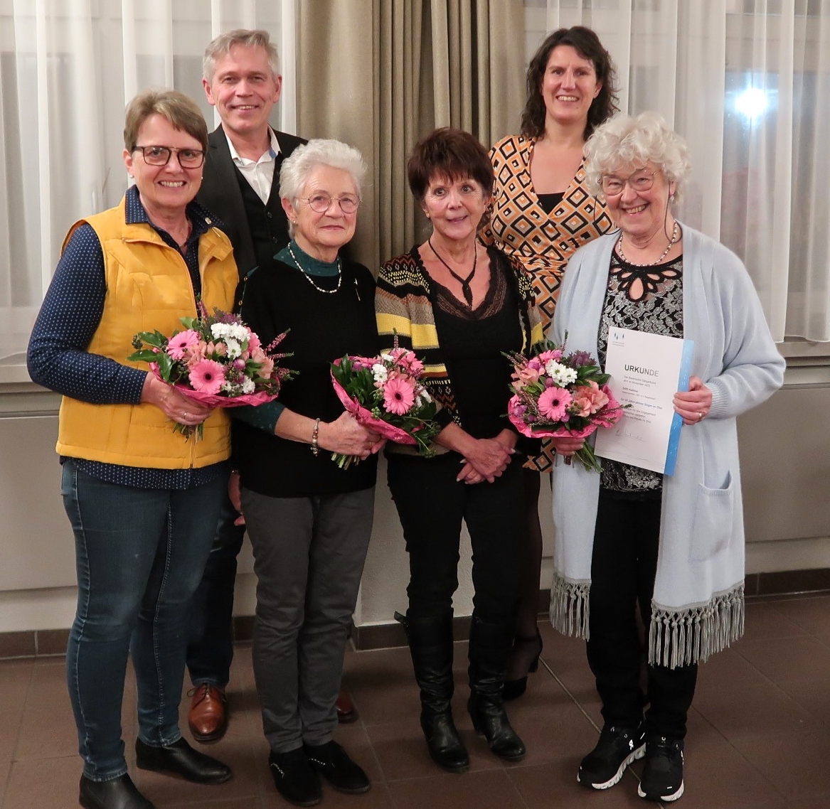 Ehrungen für langjähriges aktives Singen durch den VOC